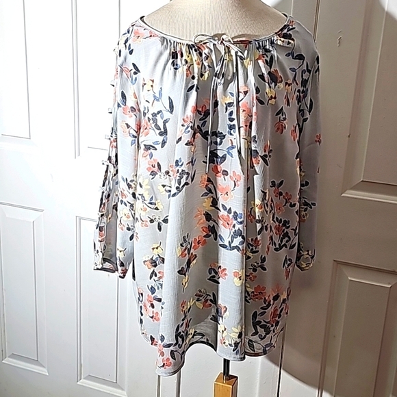 Coral Bay, women's 2X blouse. Gray with lovely yellow and coral flowers. - Picture 1 of 6